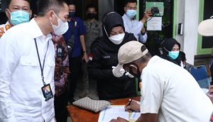 Pantau Pelaksanaan Tes Urine Terhadap Seluruh Anggota Satpol PP Palembang