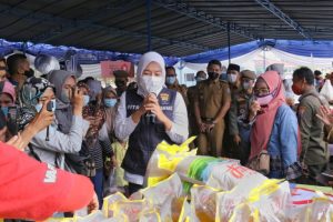 Masyarakat Manfaatkan Bazar Murah Pemkot