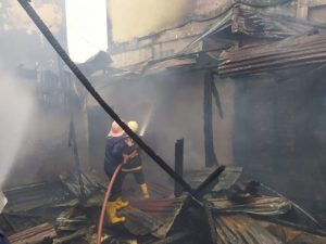 Diduga Akibat Arus Pendek Listrik Satu Rumah Warga di Seberang Ulu II Ludes Terbakar