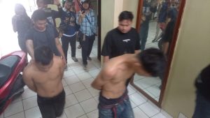 Tertangkap Basah Begal Warga, Pemuda Ini Digiring Polisi