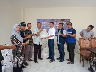 Keluarga Abah Toto Jembatani Bantuan Paket Sembako untuk Warga Swadaya Pakjo