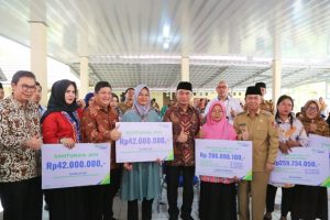 Menko PMK Serahkan Santunan BPJS Ketenagakerjaan di Lampung Utara