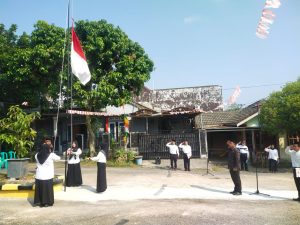 Unik, Warga RT 02 Kelurahan Muara Dua Barat Prabumulih Awali Lomba 17 dengan Upacara Pengibaran Bendera