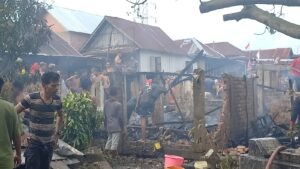 Tiga Rumah Semi Permanen Hangus Terbakar Diduga Akibat Arus Pendek