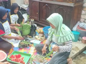 Ibu-ibu Kampung Jawi Siapkan Makan Satgas TMMD