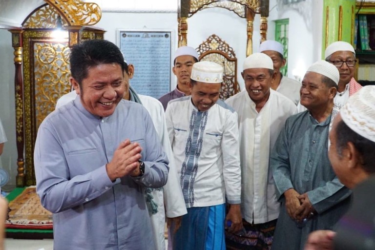Susuri Lorong Kedukan Kelurahan 5 Ulu Palembang, Herman Deru Safari Jumat di Masjid Mujahidin
