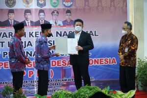 Herman Deru Raih Anugerah Bapak PPDI