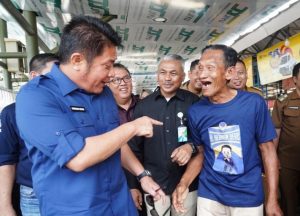 Herman Deru Cairkan Suasana dan Obati Kepenatan Para Pedagang, Kuli Pangul Hingga  Pengemudi Ketek di Dermaga Pasar 16 Ilir Palembang