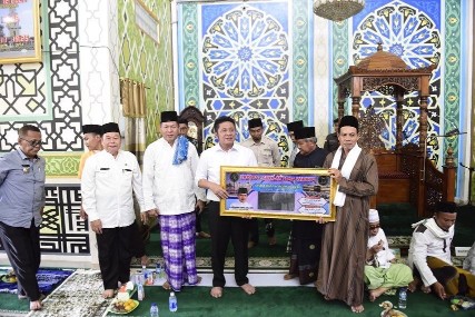 Antusias Jemaah Sambut Kehadiran Herman Deru Safari Jumat di Masjid Jami' Babussalam Gelumbang