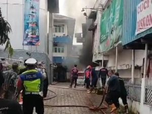 Sebuah Mobil Minibus Hangus Terbakar di Samping BNI Jalan Jenderal Sudirman