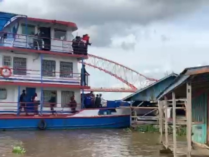 Kapal Penumpang Menabrak Rumah Pembuatan Kapal di Seberang Ulu 1 Palembang