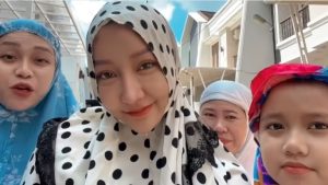 Beragam Reaksi Netizen saat Lucinta Luna Shalat Idul Adha di Barisan Wanita