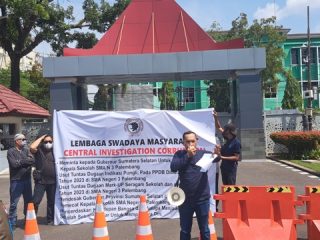 Pendemo Tuntut Gubernur Sumsel Segera Panggil Kepala Sekolah SMA 3 Palembang