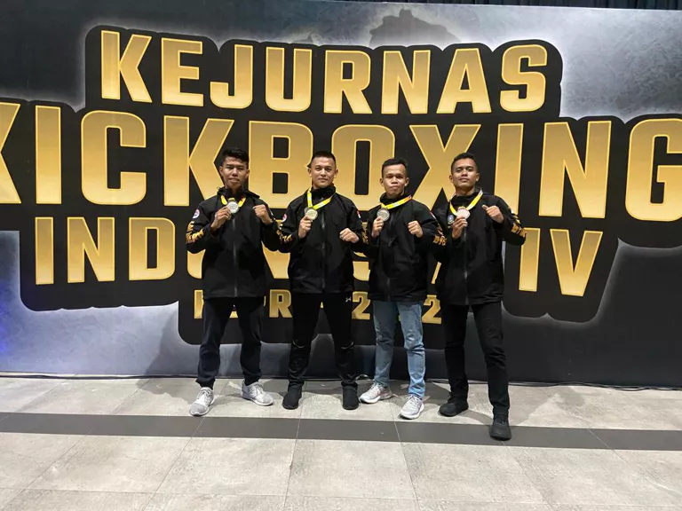 Pelatih Marinir Dabo Atlet Kickboxing Lingga Raih Medali Emas di Kejurnas Kickboxing