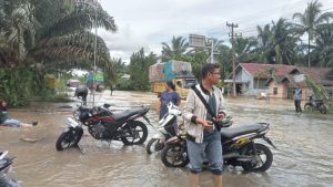 Genangan Air di Jalan Palembang-Lubuk Linggau Akibatkan Kemacetan dan Kendaraan Mogok