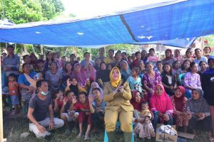 Bupati Musi Rawas, Hj Ratna Machmud Mengunjungi Korban Bencana Banjir di Desa Pelawe