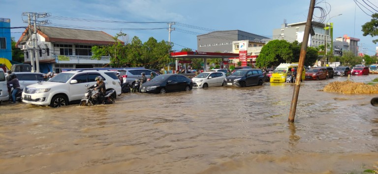 Palembang Kembali Dilanda Banjir, Banjir: Selutut Orang Dewasa