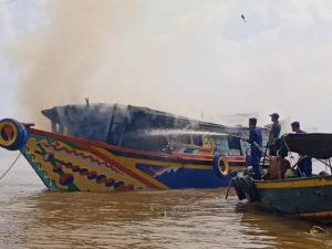 Kapalnya Terbakar Akibat Korsleting Mesin, ABK Kapal Jukung Terjun dari Kapal