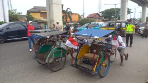 Serunya Lomba Balap Becak di Palembang: Ketuk Salib Rekannya 2 Meter sebelum Finish
