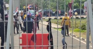 Massa Aksi Gantungkan BH di Depan kantor Kejati Sumsel