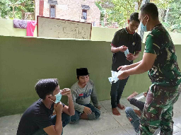 Satgas TMMD Bagikan Masker Kepada Jamaah Masjid Nurul Iman