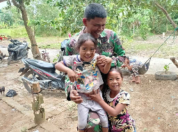 Anak-anak Sungai Jawi Juga Dekat Dengan Satgas TMMD Kodim Palembang