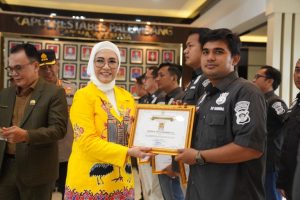 RA Anita Berikan Penghargaan ke Satresnarkoba Palembang