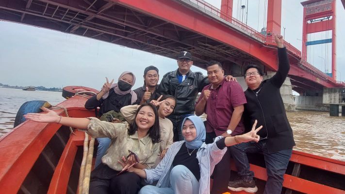 Puluhan Mahasiswa Seluruh Indonesia Gelar “Wisata Jelajah Musi” Bersama Mang Dayat