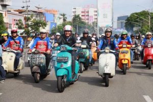 Herman Deru Keliling Palembang Bareng Komunitas Vespa Sumsel