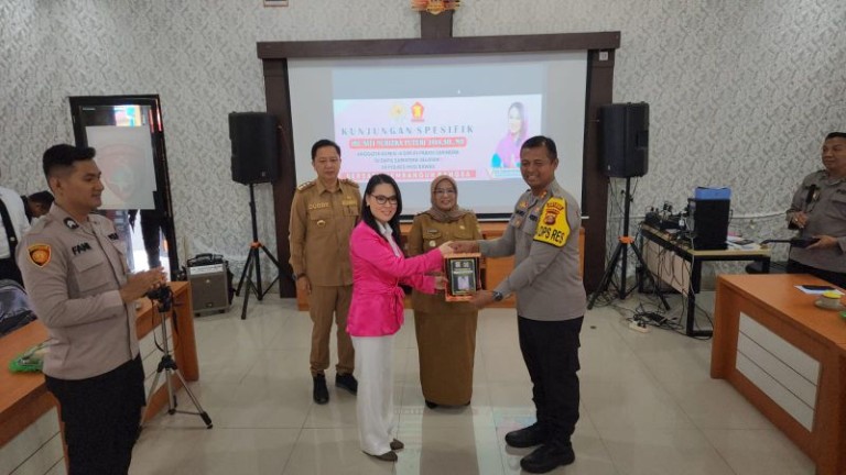 Anggota DPR RI Siti Nurizka Sambangi Polres Mura