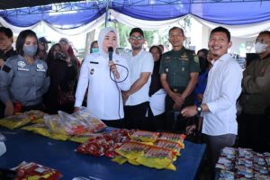 Bagikan Minyak dan Telur, Fitri Tanyakan Nama Walikota Palembang ke Warga