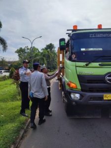 Tindak Lanjuti Instruksi Gubernur, Tim Gabungan Tertibkan Lalulintas Truk dan Tronton Melanggar Jam Operasional