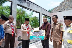 Sambangi MI dan MTs Diniyatul Islamiyah, Pj Bupati Apriyadi Beri Bantuan