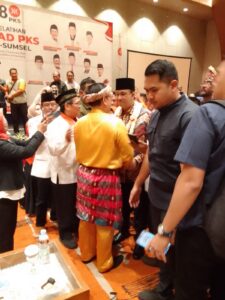 Anies Baswedan Dapat Tanjak dan Gelar Cek dari Sultan Palembang