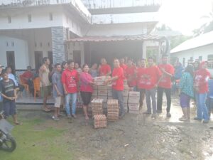 Salurkan Bantuan, Rita Suryani Doakan Korban Banjir Bukit Hulu