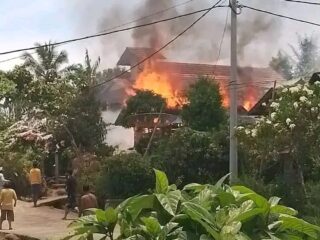 Kebakaran Melanda Desa Gunung Gare, Rumah Kayu Hangus Terbakar