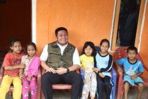 Gubernur Dampingi Menteri ATR/BPN, Door to Door Bagikan Sertifikat Lahan Untuk 762 KK Suku Anak Dalam di Muratara