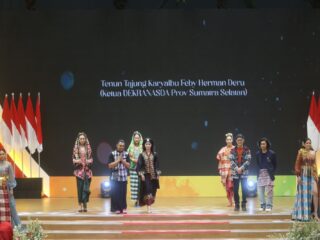 Kain Tajung Karya Feby Deru Pukau Penonton Fashion Show Pesona Tajung Diajang Kriyanusa 2023