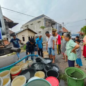 DPC Partai Demokrat Prabumulih Penuhi Kebutuhan Air Bersih Warga
