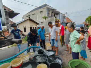 DPC Partai Demokrat Prabumulih Penuhi Kebutuhan Air Bersih Warga
