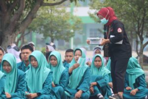 Antisipasi ISPA, Dinkes Muba Bagi-Bagi Masker Serentak untuk Warga dan Pelajar