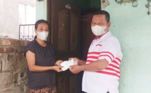 Antisipasi Dampak Kabut Asap, Kader PKN Bagikan Masker untuk Warga Lorok Pakjo