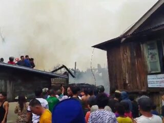 Diduga Korsleting Listrik, Dua Rumah Terbakar 