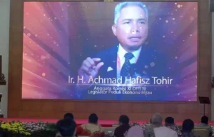 Achmad Hafisz Tohir Terima Penghargaan 'Legislator Peduli Ekonomi Hijau' dalam KWP Awards 2023