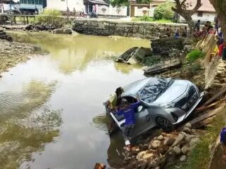 Terinjak Gas, Mobil Sigra Daihatsu Nyemplung di Anak Sungai Musi Palembang.