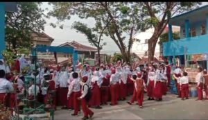 Presiden Jokowi Sambangi Pasar Sekip Ujung, Pelajar SDN 160 Palembang Sambut Antusias
