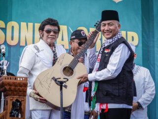Tauke Karet dan Minyak di Muba 'Rebutan' Ikut Lelang Gitar Rhoma Irama untuk Palestina