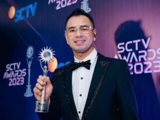 Raffi Ahmad Sabet Penghargaan Presenter Paling Ngetop di SCTV Awards 2023