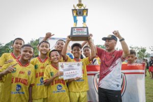 Pj Bupati Muba Serahkan Langsung Piala Turnamen Sepakbola Bupati Cup 2023