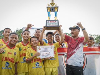 Pj Bupati Muba Serahkan Langsung Piala Turnamen Sepakbola Bupati Cup 2023